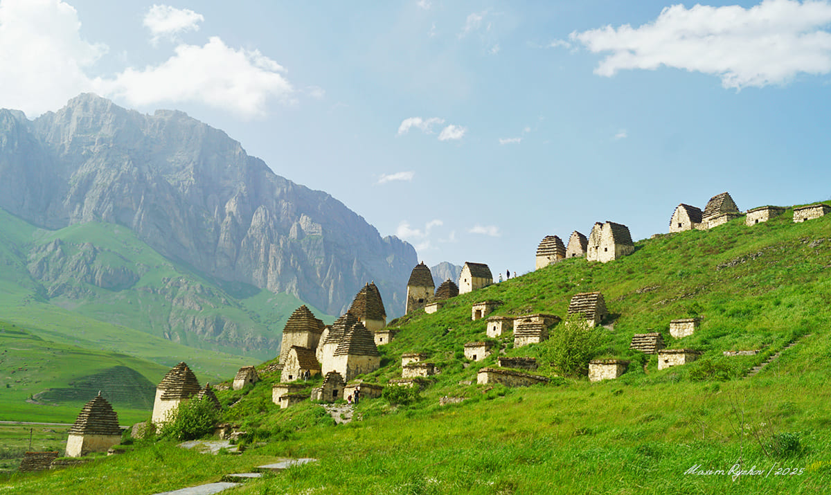 "Город мертвых" в селе Даргавс / Северная Осетия "Город мертвых" в селе Даргавс / Северная Осетия