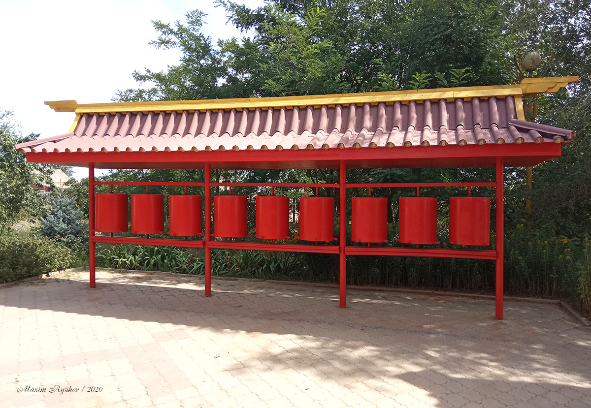 Кюрдэ на входе в хурул в пос. Цаган-Аман (Калмыкия)