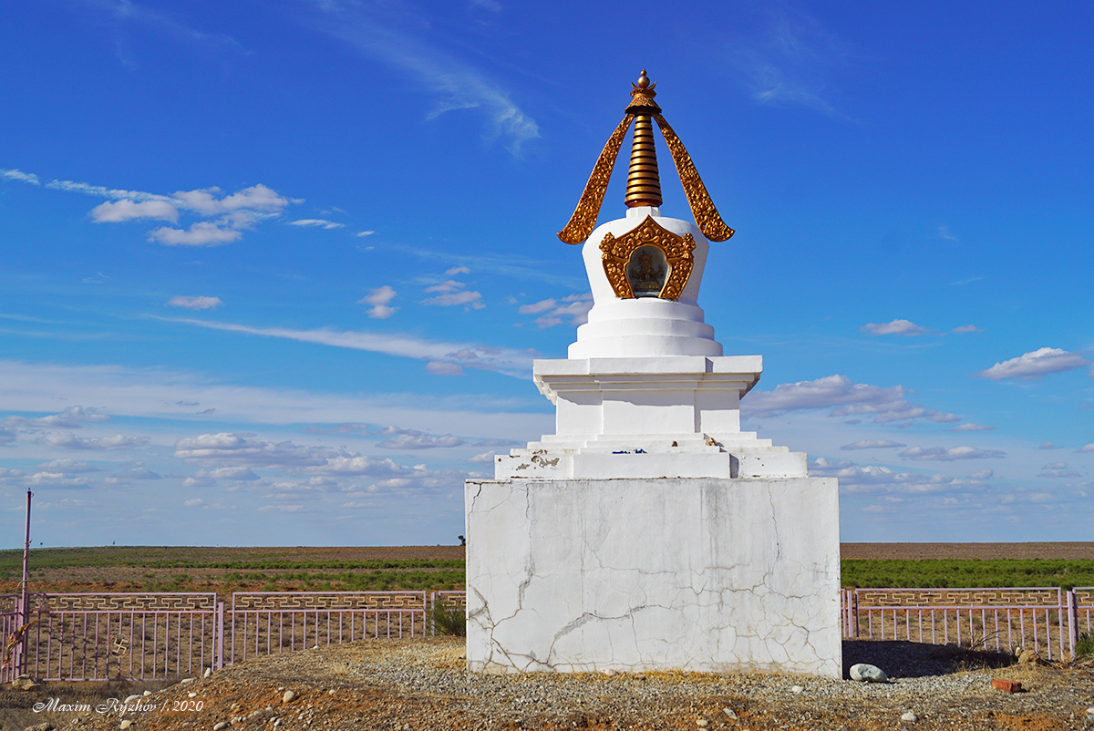 Ступа Совершенной Победы на повороте в сторону Харбы (Калмыкия)