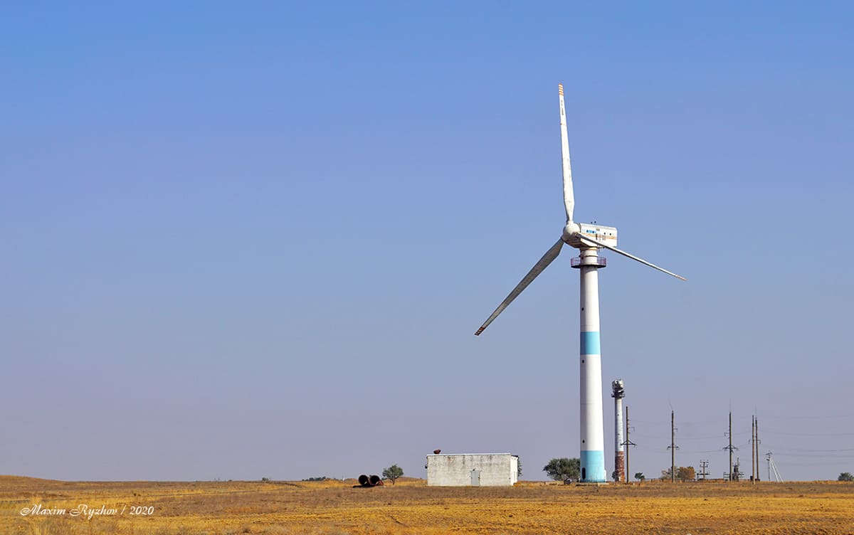 Ветряк в Калмыкии около Одинокого тополя 