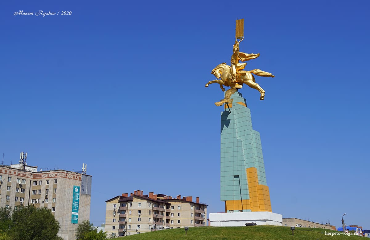 Золотой всадник (Элиста, Калмыкия)