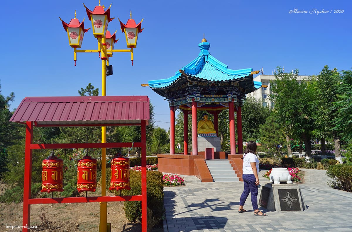 Статуя "Будды Шакьямуни" (Элиста, Калмыкия)