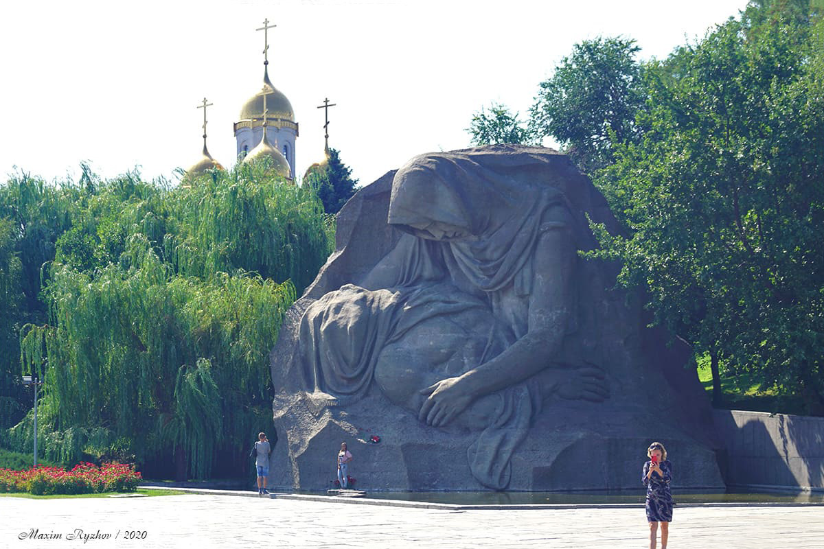 Монумент "Скорбящая мать" на Мамаевом Кургане Монумент "Скорбящая мать" на Мамаевом Кургане