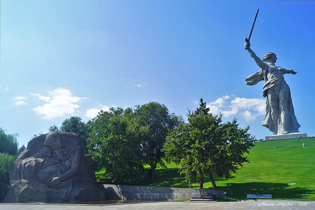 Монумент "Скорбящая мать" и "Родина-мать" на Мамаевом Кургане Монумент "Скорбящая мать" и "Родина-мать" на Мамаевом Кургане