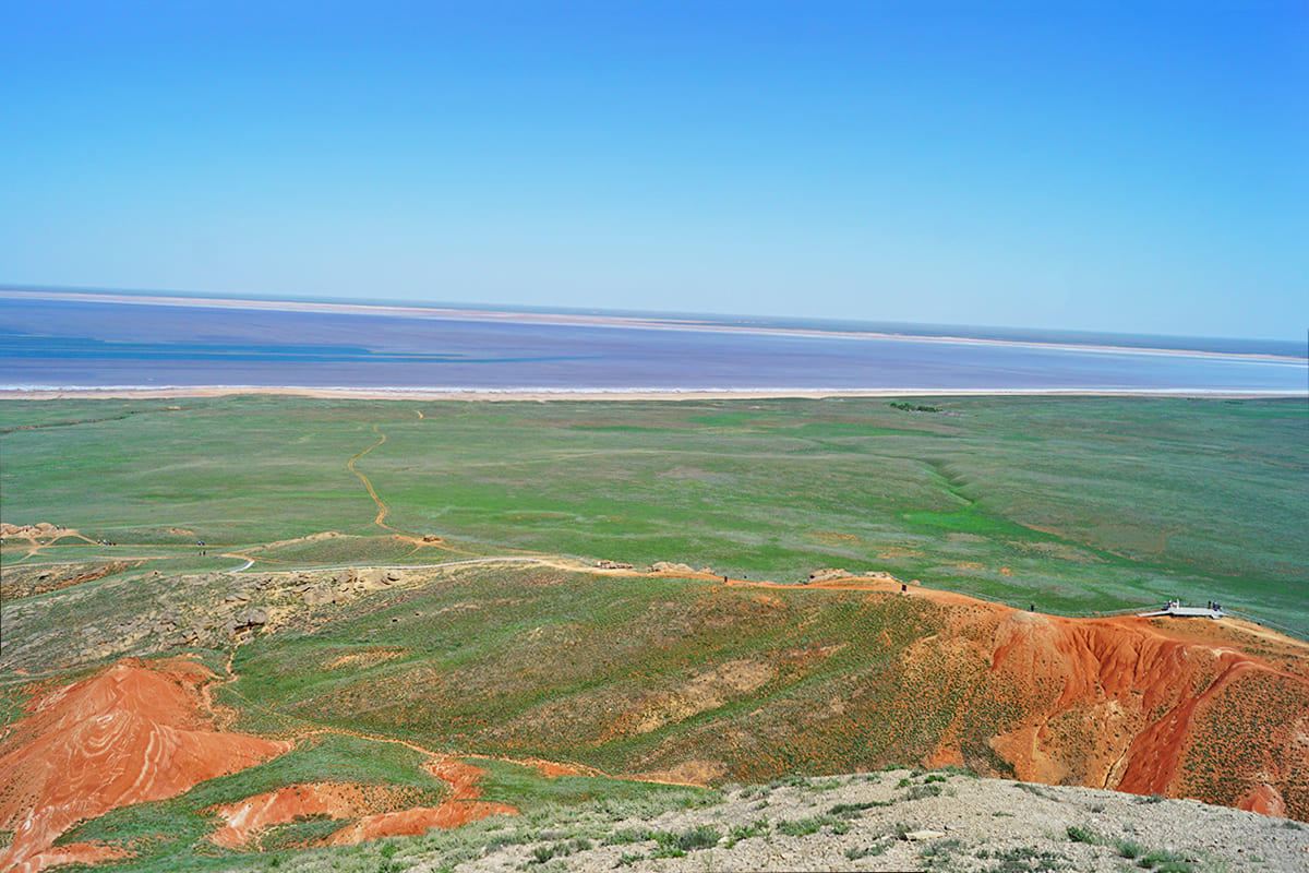 Вид на озеро Баскунчак с горы Большое Богдо (Богдинско-Баскунчатский заповедник) Вид на озеро Баскунчак с горы Большое Богдо (Богдинско-Баскунчатский заповедник)